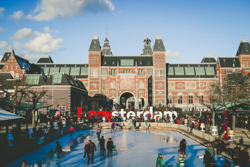 De Afdeling doet uitspraak: De Amsterdamse aanpak van toeristenwinkels doorstaat de toets aan de Dienstenrichtlijn!