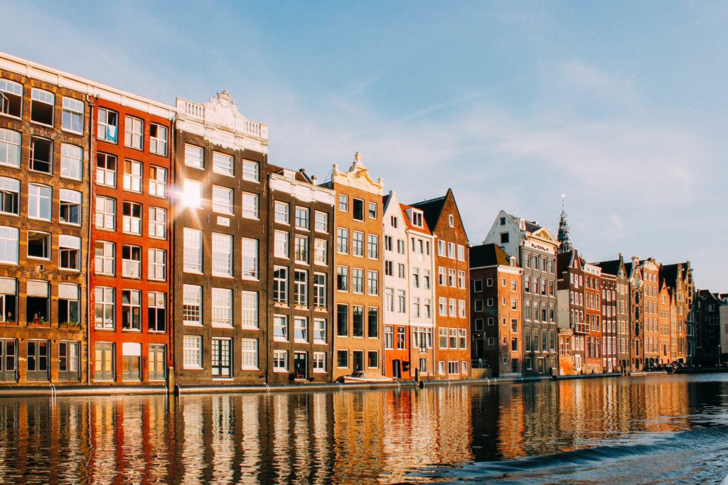 Bouwwerken aangebracht op Amsterdamse rijksmonumenten. Hoe zit het ook alweer met de handhaving?